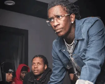 Meme de um homem mexendo no computador enquanto o outro olha.