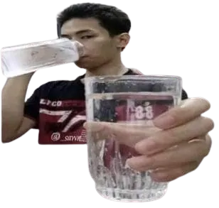 Um homem segurando um copo de água (meme).