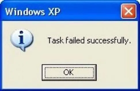 Captura de tela de uma janela de erro do Windows XP. O ícone de informação "i" azul aparece ao lado da mensagem contraditória: "Task failed successfully" (A tarefa falhou com sucesso). Abaixo, há um botão escrito "OK".