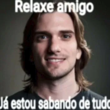 Meme Pedro Loos sorrindo, com mensagem de relaxar e permanecer calmo em português.