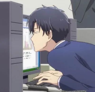 Cena de anime mostrando um jovem de terno inclinado para frente, olhando muito de perto para um monitor de computador que exibe linhas de código e gráficos, com uma expressão de cansaço ou foco intenso.
