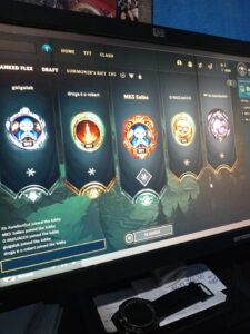 Tela de computador com o lobby de League of Legends com 5 jogadores. 