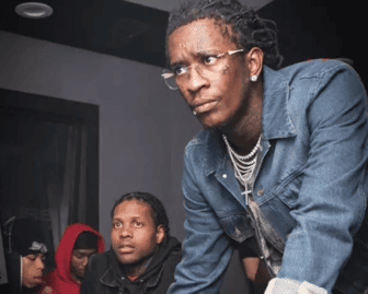 Meme de um homem mexendo no computador enquanto o outro olha.