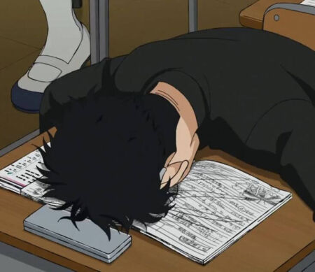 Personagem de anime dormindo sobre uma mesa, com livros e canetas ao redor
