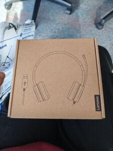 Caixa de um headset da marca Lenovo, parte do equipamento de trabalho recebido no kit de boas-vindas do estágio.