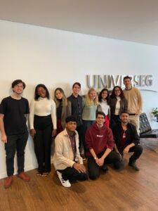 Grupo de novos estagiários da Bradesco Seguros em 2025, incluindo Marcelo Salles, posando para foto na recepção da UniverSeg durante a integração.