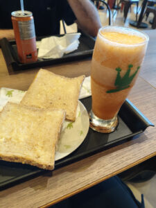 Lanche do primeiro dia no Rei do Mate dentro do prédio da Bradesco Seguros.