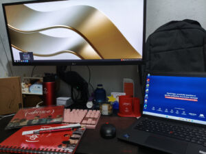 Setup de home office montado com os itens do kit de boas-vindas do Bradesco.