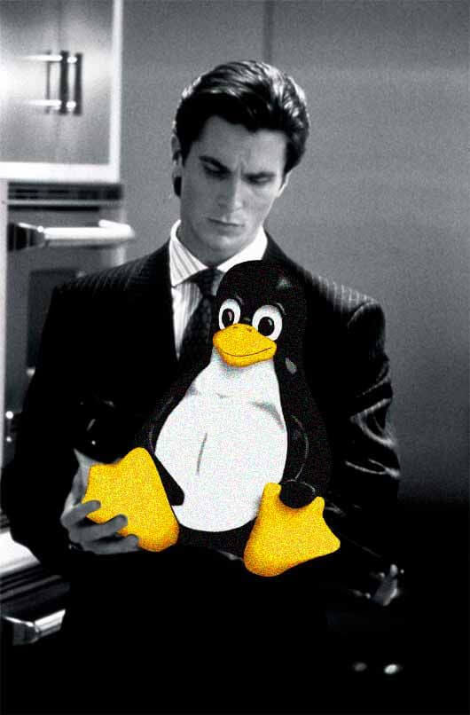 Meme em preto e branco mostrando o personagem Patrick Bateman, de Psicopata Americano, segurando cuidadosamente o pinguim Tux, mascote oficial do Linux, que aparece colorido na imagem.