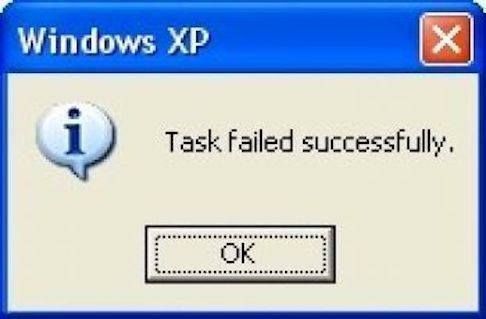 Captura de tela de uma janela de erro do Windows XP. O ícone de informação "i" azul aparece ao lado da mensagem contraditória: "Task failed successfully" (A tarefa falhou com sucesso). Abaixo, há um botão escrito "OK".